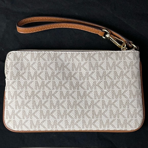 Michael Kors Wristlet Clutch - Picture 2 of 6